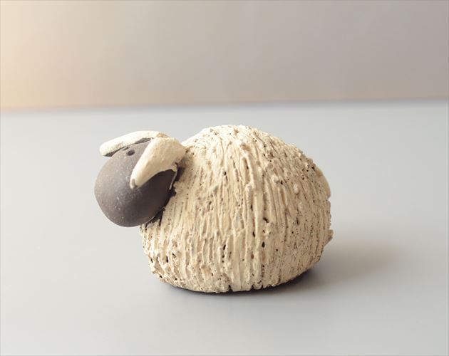 ドイツから かわいい陶器の羊 ハンドメイド オブジェ 置物 ペーパーウェイト フィギュア インテリア ヴィンテージ_260527