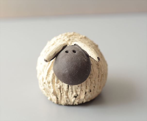 ドイツから かわいい陶器の羊 ハンドメイド オブジェ 置物 ペーパーウェイト フィギュア インテリア ヴィンテージ_260527