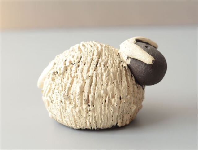 ドイツから かわいい陶器の羊 ハンドメイド オブジェ 置物 ペーパーウェイト フィギュア インテリア ヴィンテージ_260527