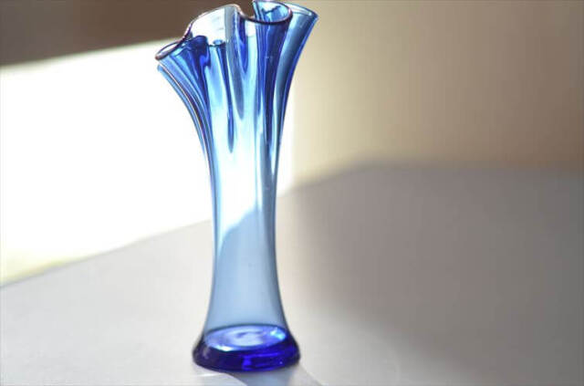 ドイツから きれいなコバルトブルーのガラスベース フリルシェイプ 花瓶 花器 アンティーク ヴィンテージ