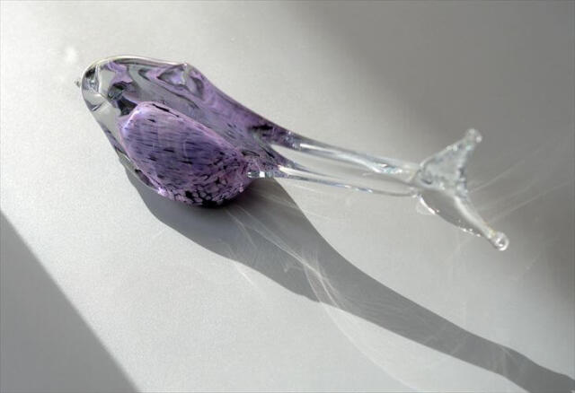 ドイツから パープルガラスが美しいユニークな魚 オブジェ グラス