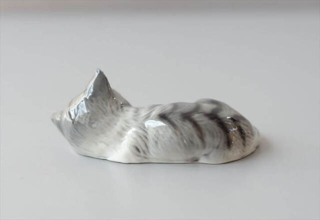 ドイツから かわいい陶器のネコ オブジェ フィギュア 猫 置物 インテリア ヴィンテージ アンティーク_260724