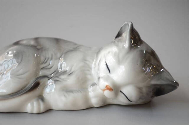 ドイツから かわいい陶器のネコ オブジェ フィギュア 猫 置物 インテリア ヴィンテージ アンティーク_260724