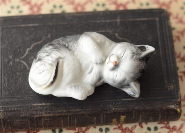 ドイツから かわいい陶器のネコ オブジェ フィギュア 猫 置物 インテリア ヴィンテージ アンティーク_260724