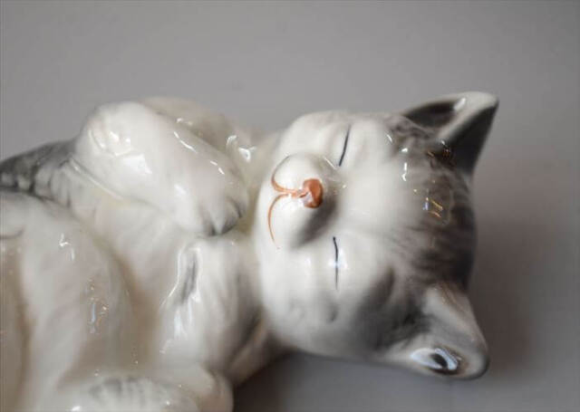 ドイツから かわいい陶器のネコ オブジェ フィギュア 猫 置物 インテリア ヴィンテージ アンティーク_260724