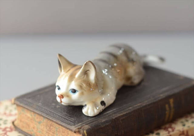 ドイツから かわいい陶器のネコ オブジェ フィギュア 猫 置物 インテリア ヴィンテージ アンティーク_260724