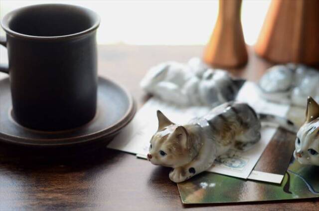 ドイツから かわいい陶器のネコ オブジェ フィギュア 猫 置物 インテリア ヴィンテージ アンティーク_260724