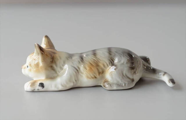 ドイツから かわいい陶器のネコ オブジェ フィギュア 猫 置物 インテリア ヴィンテージ アンティーク_260724