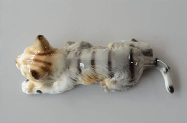 ドイツから かわいい陶器のネコ オブジェ フィギュア 猫 置物