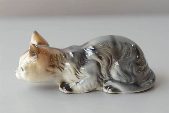 ドイツから かわいい陶器のネコ オブジェ フィギュア 猫 置物 インテリア ヴィンテージ アンティーク_260724