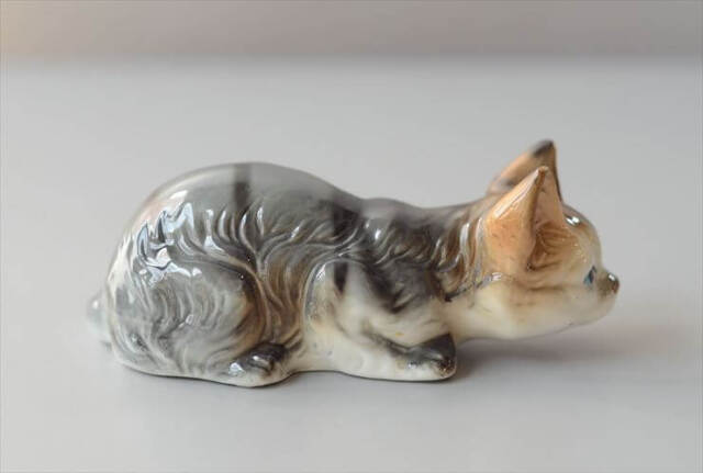 ドイツから かわいい陶器のネコ オブジェ フィギュア 猫 置物 インテリア ヴィンテージ アンティーク_260724