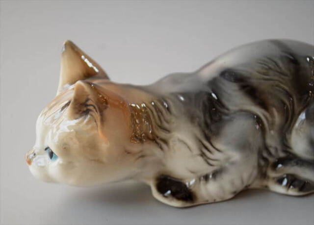 ドイツから かわいい陶器のネコ オブジェ フィギュア 猫 置物 インテリア ヴィンテージ アンティーク_260724