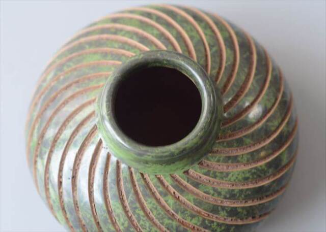 ニカラグア陶器 グリーンの花瓶  Art pottery ハンドメイド 花器 一輪挿し 火山粘土 フラワーベース_260805