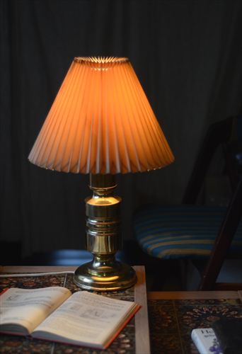 ドイツから 古い真鍮色のデスクランプ ブラス 卓上 照明 テーブル