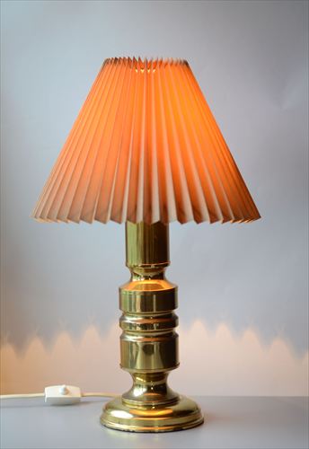 ドイツから 古い真鍮色のデスクランプ ブラス 卓上 照明 テーブル