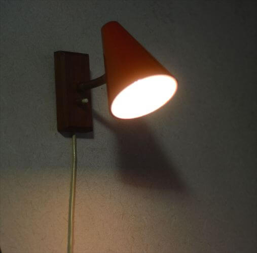 デンマーク製 メタルシェードとチークのウォールライト ピクチャー