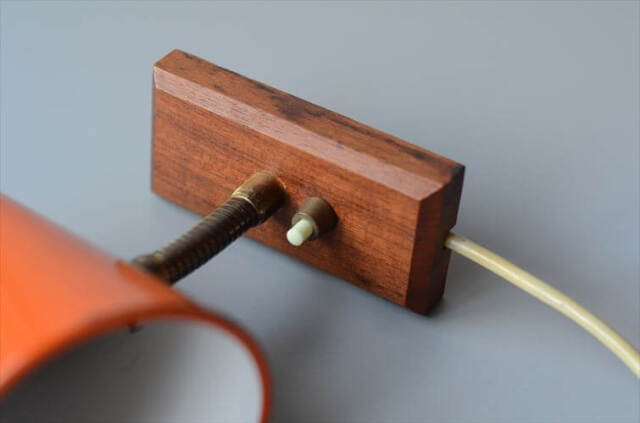 デンマーク製 メタルシェードとチークのウォールライト ピクチャー