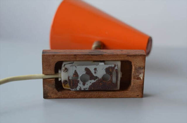 デンマーク製 メタルシェードとチークのウォールライト ピクチャー