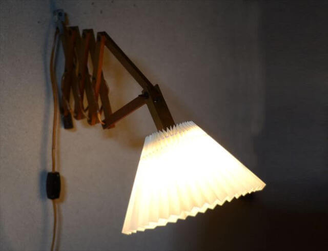 デンマークから 木製のシザーランプ シェード付き 壁付け 壁掛け ウォールライト 北欧照明 ヴィンテージ アンティーク