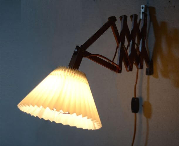 デンマークから 木製のシザーランプ シェード付き 壁付け 壁掛け ウォールライト 北欧照明 ヴィンテージ アンティーク