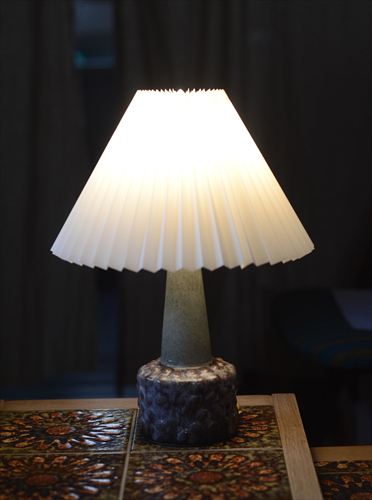 デンマークから Fat Lavaなストーンウェアのデスクランプ 北欧 照明
