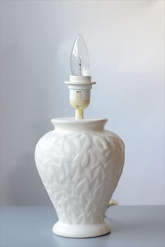 訳あり ドイツ製 古いホワイトセラミックのデスクランプ 陶器 テーブル ライト 卓上 照明 ヴィンテージ アンティーク