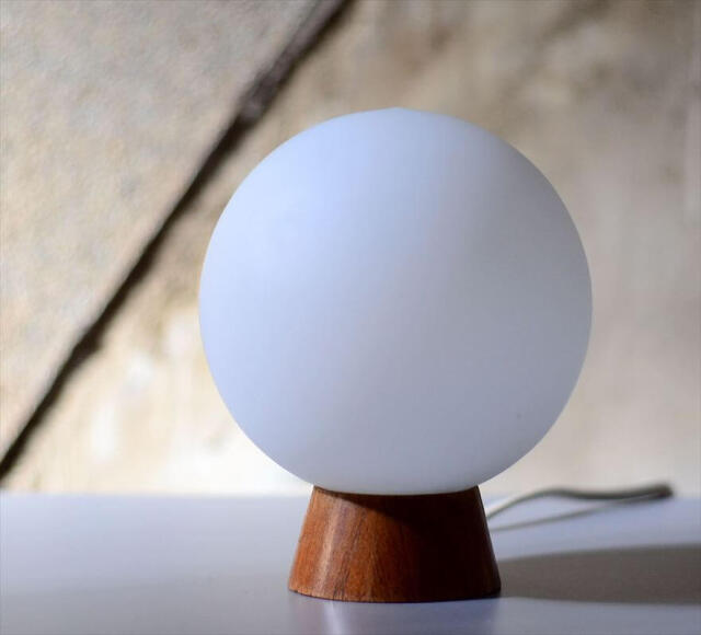 ドイツから ヴィンテージ かわいいボールミルクガラス デスクランプ ベッドサイドランプ 照明 テーブルライト アンティーク