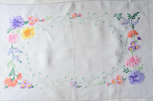 イングランドから ヴィンテージ かわいい花柄ハンド刺繍 クロス