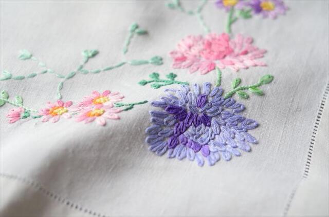 イングランドから ヴィンテージ かわいい花柄ハンド刺繍 クロス