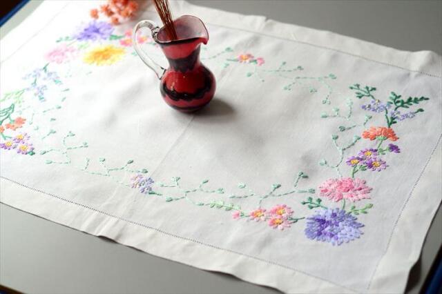 イングランドから ヴィンテージ かわいい花柄ハンド刺繍 クロス