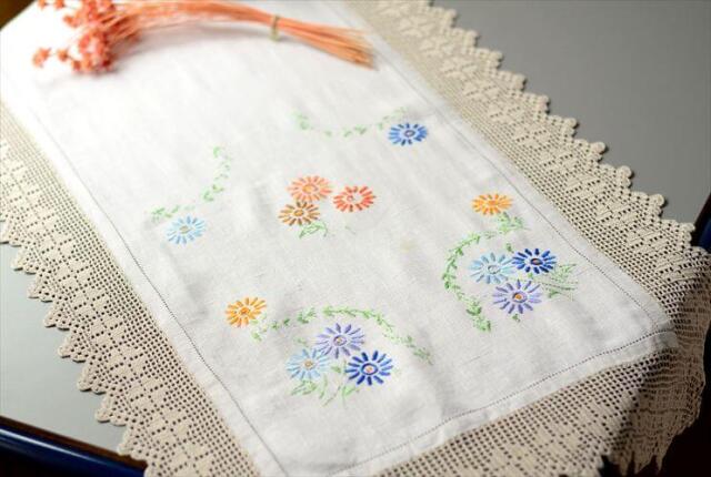 イングランドから ヴィンテージ かわいい花柄ハンド刺繍 クロス 