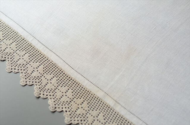 イングランドから ヴィンテージ かわいい花柄ハンド刺繍 クロス 144x42cm テーブルランナー ランチョンマット イギリス アンティーク