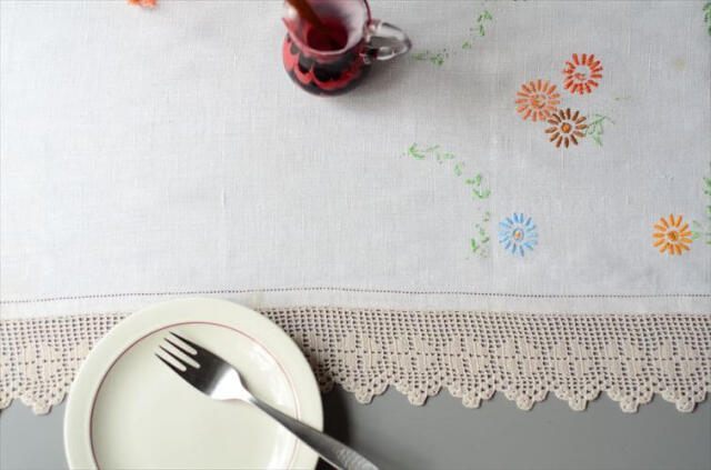 イングランドから ヴィンテージ かわいい花柄ハンド刺繍 クロス