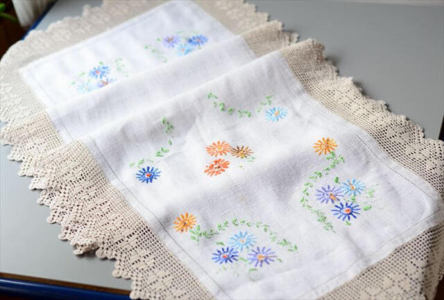 イングランドから ヴィンテージ かわいい花柄ハンド刺繍 クロス 144x42cm テーブルランナー ランチョンマット イギリス アンティーク