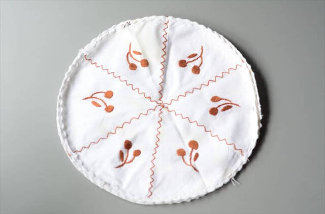 イングランドから ヴィンテージ ハンド刺繍 ファブリックトレー