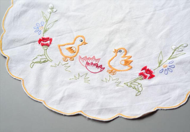 ドイツから ヴィンテージ かわいいアヒルの子どものハンド刺繍クロス 36cm ランチョンマット ファブリック アンティーク