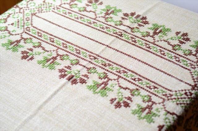 ドイツVintage　手刺しゅうテーブルクロス ドイツから ヴィンテージ ハンド刺繍 テーブルクロス 158x112cm