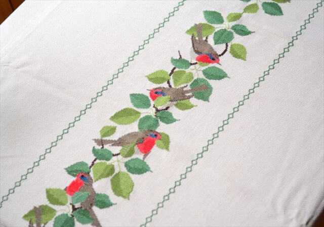 デンマークから 1970年代 木にとまる小鳥のハンド刺繍 テーブル