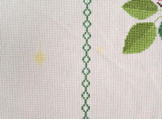 デンマークから 1970年代 木にとまる小鳥のハンド刺繍 テーブルクロス 112x216cm テーブルリネン ファブリック アンティーク