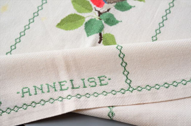 デンマークから 1970年代 木にとまる小鳥のハンド刺繍 テーブルクロス 112x216cm テーブルリネン ファブリック アンティーク