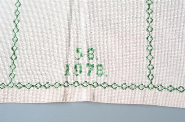 デンマークから 1970年代 木にとまる小鳥のハンド刺繍 テーブルクロス 112x216cm テーブルリネン ファブリック アンティーク