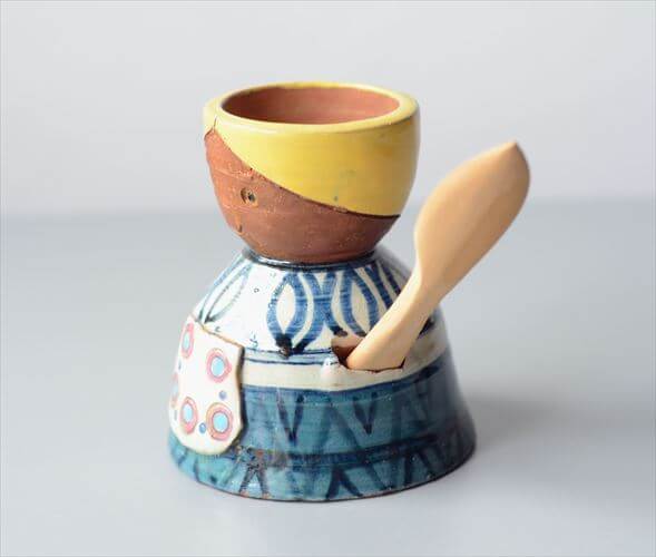 ドイツから かわいい女の子のエッグカップ エッグスタンド 木の