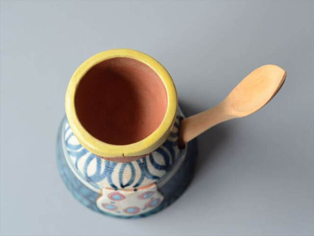 ドイツから かわいい女の子のエッグカップ エッグスタンド 木の