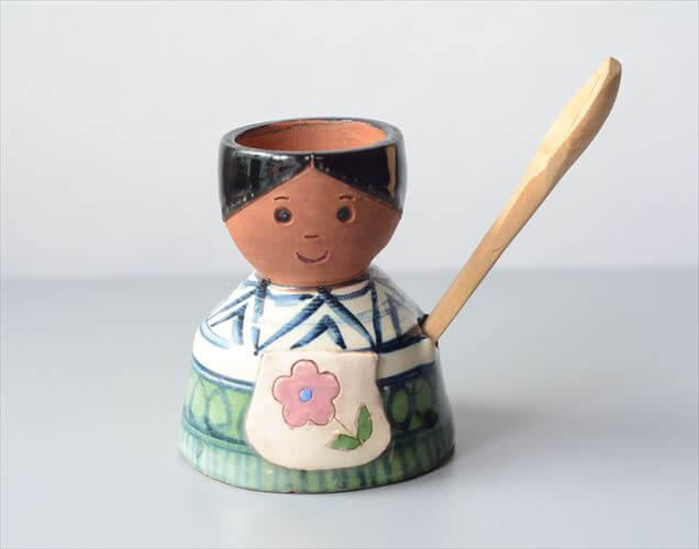 ドイツから かわいい女の子のエッグカップ エッグスタンド 木の