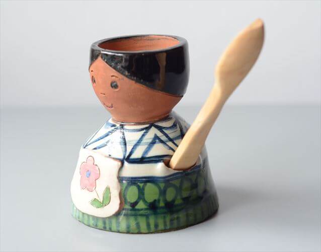 ドイツから かわいい女の子のエッグカップ エッグスタンド 木のスプーン付 食器  陶器 置物 オブジェ ヴィンテージ_250703