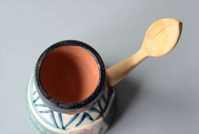 ドイツから かわいい女の子のエッグカップ エッグスタンド 木の