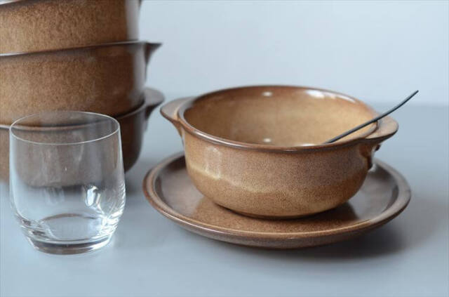 ドイツから 味のあるブラウンのソーサー付 深皿 スープボウル