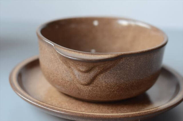 ドイツから 味のあるブラウンのソーサー付 深皿 スープボウル 食器