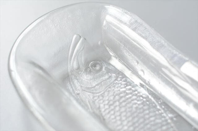 スウェーデン製 Kosta Boda ガラスのフィッシュプレート 21cm長 北欧 食器 コスタボダ 魚のガラス皿 ヴィンテージ 