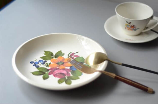 ベルギー製 BOCH きれいな3色のお花のプレート 21.5cm ボッホ フラワー 食器 アンティーク ヴィンテージ